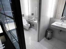 V přízemí nechybí bezbariérová toaleta s posuvnými dveřmi