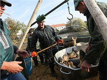 Vlov tpnovickho rybnku u zmku v Teli.