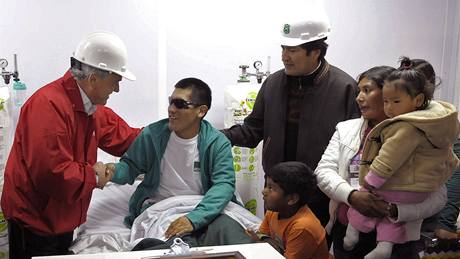 Chilský prezident Sebastián Piera (vlevo) a jeho bolivijský protjek Evo Morales (vpravo) navtívili v nemocnici jednoho z horník, Carlose Mamaniho Solise.