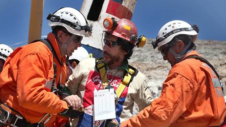 Záchraná�i pomáhají Victoru Rojasovi krátce poté, co se po 69 dnech dostal na zem.