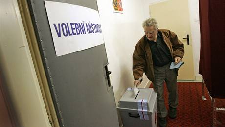 Volební místnost ve Starých Hamrech. (15. íjna 2010)