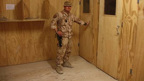 Den eského vojáka v Afghánistánu - telefonní budky.