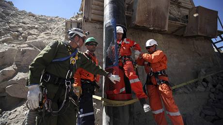 Zkou�ka záchranné kabiny v chilském dole San José