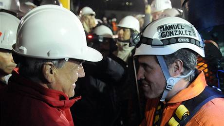 Záchraná� Manuel González (vpravo) a chilský prezident Sebastián Pi�era