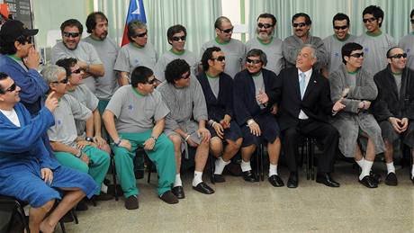Chilský prezident Sebastián Piera s horníky v nemocnici ve mst Copiapo