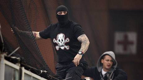 Ivan Bogdanov (vlevo) vedl srbské výtrnosti v Janov. Policie ho poznala podle tetování