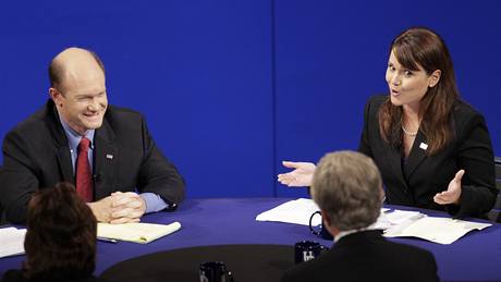 Demokratický kandidát do Senátu Rick Coons a republikánská protikandidátka Christine O´Donnellová v televizní debat (13. íjna 2010) 