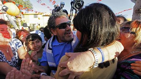 Horník Luis Urzúa objímá svoji �enu Carmen Rosa po návratu dom�