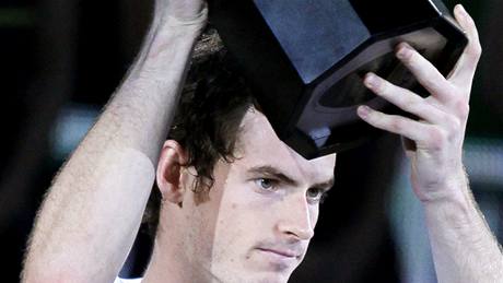 Andy Murray s trofejí pro vítze turnaje v anghaji