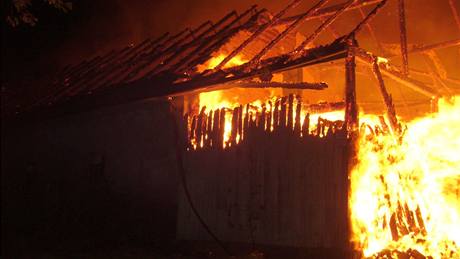 Na Vsetínsku hořel v noci statek, v ohněm zničené stodole nalezli hasiči lidské ostatky