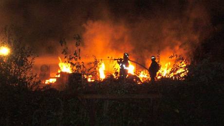 Na Vsetínsku hořel v noci statek, v ohněm zničené stodole nalezli hasiči lidské ostatky