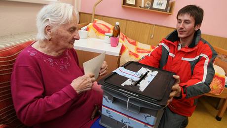 Volební komise na Vysoin navtívila také domov dchodc ve Velké Bítei (na snímku 104letá Marie Cahová)