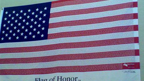 Americká vlajka se jmény zabitých 9. 11. 2001