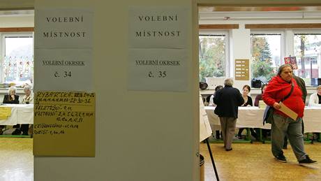 Volební místnost na Základní kole Hroznová v Brn. (15. íjen 2010)