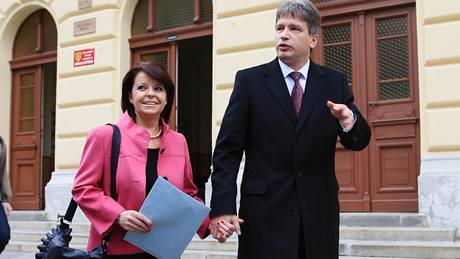 Roman Onderka (SSD) s partnerkou Barborou Javorovou u voleb. (15. íjen 2010)