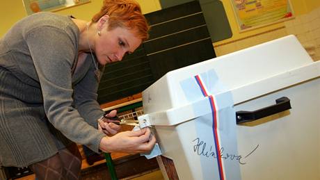 Odpe�et�ní a otev�ení volební urny ve volebním okrsku Slovanské nám�stí v brn�nském Králov� Poli. (16. �íjna 2010)