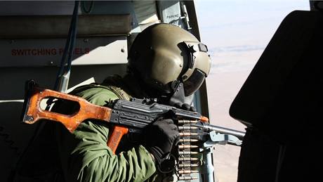 Posádka �eského armádního vrtulníku p�i p�eletu nad Afghánistánem (�íjen 2010)