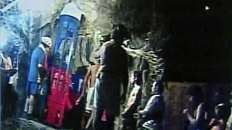 Florencio Ávalos ve speciální záchranná kabina, která ho vyveze na povrch (13. �íjna 2010)