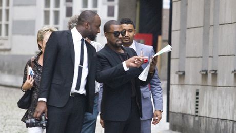 Americký raper Kanye West se pi svém pobytu v Praze ztratil v malých ulikách...