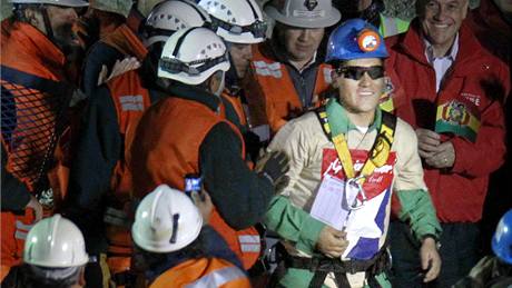 tvrtý zachránný horník Carlos Mamani. (13. íjna 2010)