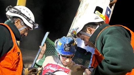 Záchranái pomáhají Jimmymu Sanchezovi, pátému zachránnému horníkovi  ze zavaleného dolu San José. (13. íjna 2010)
