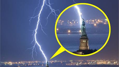 Americký fotograf Jay Fine zachytil Sochu svobody v okamiku, kdy do ní udeil blesk.