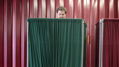 Volby v kolínském Kulturním dom�. (16. �íjna 2010)