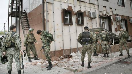 lenové eenských speciálních sil ohledávají místo sebevraedného bombového útoku u budovy parlamentu v Grozném. (19. íjna 2010)