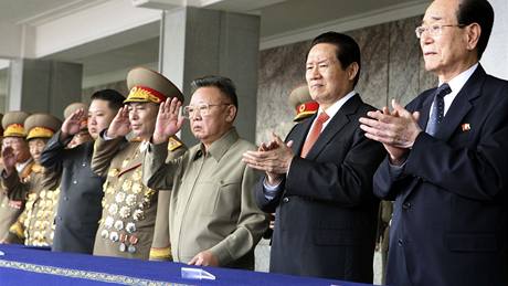 Vojenská pehlídka v Pchjongjangu, které se zúastnil severokorejský vdce Kim ong-il a jeho nejmladí syn a následník Kim ong-un
