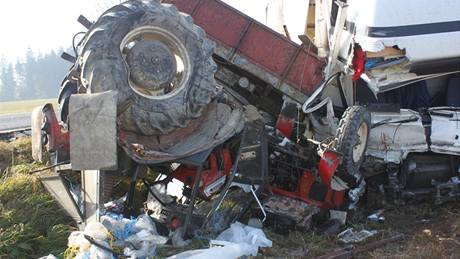 Nákladní auto smetlo ze silnice traktor odboující vlevo