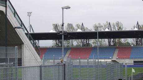 Rheinpark stadion ve Vaduzu: pohled na tribunu za jednou z branek.
