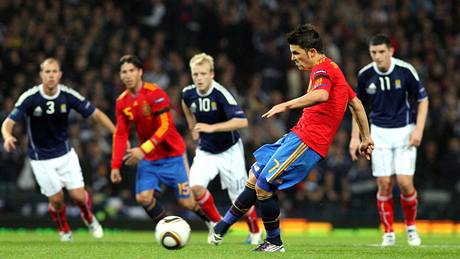 panlský útoník David Villa skóruje z penalty v kvalifikaním zápase ve Skotsku
