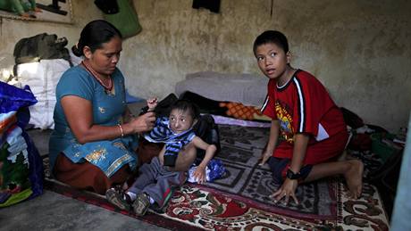 Nejmenší muž na světě Thapa Magar s matkou a mladším bratrem