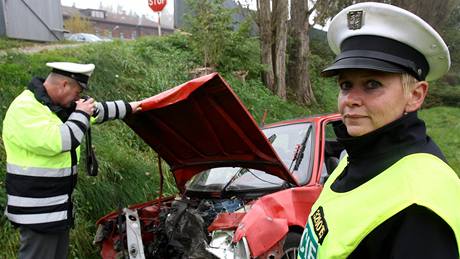 Jaromír Pikora a Iveta Pialová z liberecké dopravní policie. Krajské �editelství oznámilo, �e bude muset v p�í�tím roce razantn� �et�it.