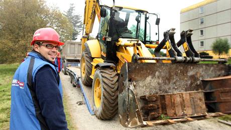 Do Chrastavy p�ijel první traktor na stavbu povod�ových domk�.