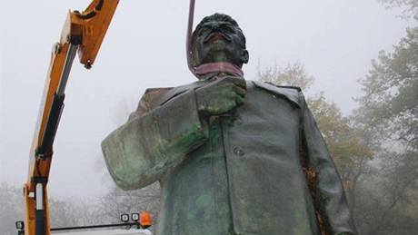 Bronzová socha diktátora Stalina, jejím prodejem chce msto Litomice pispt do sbírky na sochu básníka Karla Hynka Máchy.