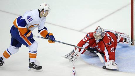 Branká Washingtonu Michal Neuvirth zasahuje proti Michaelu Grabnerovi z New Yorku Islanders.