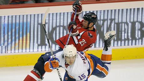 Jason Chimera z  Washingtonu (nahoe) padá, k ledu se porouí i Parenteau z New Yorku Islanders.