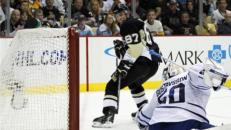 Sidney Crosby z Pittsburghu pekonává brankáe Toronta Jonase Gustavssona. 