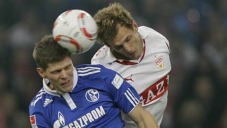 HLAVIKOVÝ SOUBOJ. Klaas-Jan Huntelaar z Schalke (vpedu) bojuje o mí s Georgem Niedermeierem ze Stuttgartu.