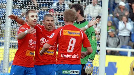 PLZESKÁ RADOST. Hrái Plzn se radují z dalího gólu v brnnské brán. Prostední ervený hrá: Jan Rezek, stelec dvou gól.