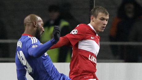 DRUHÝ GÓL. Útoník Nicolas Anelka z Chelsea (v modrém) dává Spartaku Moskva druhý gól zápasu.