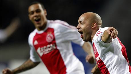 RADOST AJAXU. Demy de Zeeuw z Ajaxu Amsterdam se raduje ze vst�elené branky. P�ihlí�í Gregory van der Wiel.