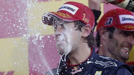 Sebastian Vettel se raduje z vítězství ve Velké ceně Japonska.