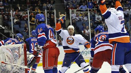 Radek Martínek (uprosted) a Trent Hunter (vpravo) z New York Islanders se radují z gólu v derby s Rangers.