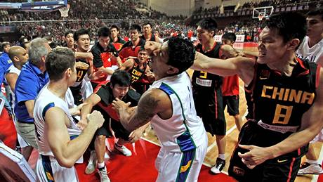 Hromadná bitka mezi ínskými a brazilskými basketbalisty bhem pípravného zápasu.