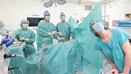 Operaní tým v píbramské nemocnici provádí urologickou laparoskopickou operaci 