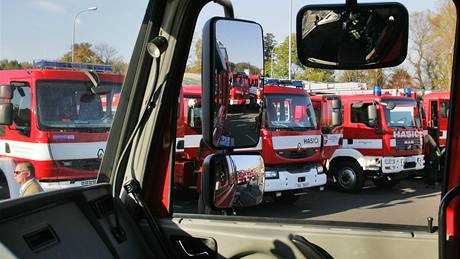 Přehlídku nových zásahových vozů pořízených za posledních pět let připravili hasiči. 