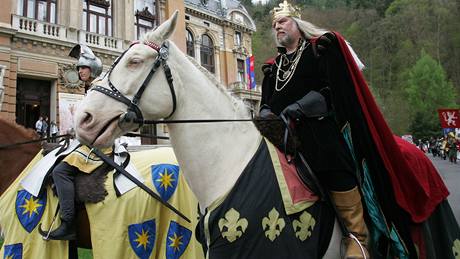 Historický průvod okolo Císařských lázní pravidelně zahajuje lázeňskou sezonu v Karlových Varech. 