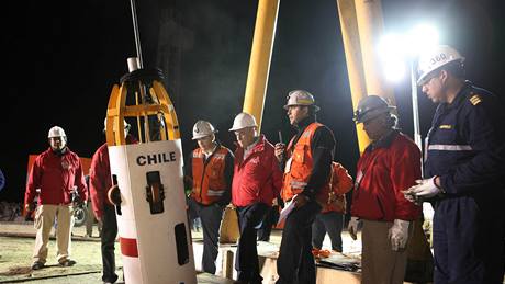 Spou�t�ní kabiny Fénix do zavalených dol� p�ed záchranou prvních horník�